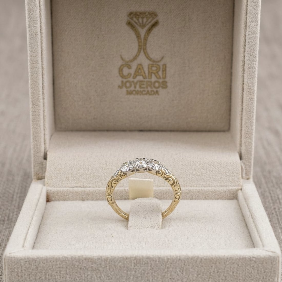 Anillo de oro con diamantes creado en Cari Joyeros