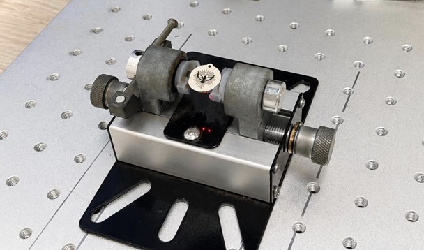 Máquina de grabado en el taller de Cari Joyeros